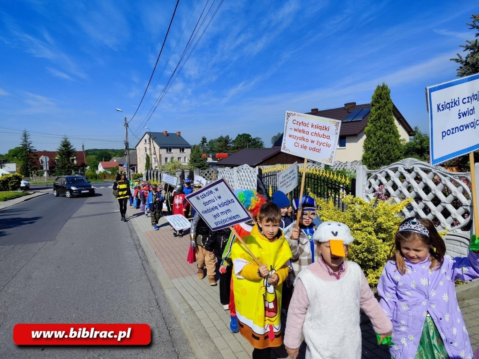 Zdjęcie w galerii na portalu naszraciborz.pl: Zaczytana Banda w Akcji, czyli Przemarsz Postaci Bajkowych w Brzeziu wiadomości z regionu