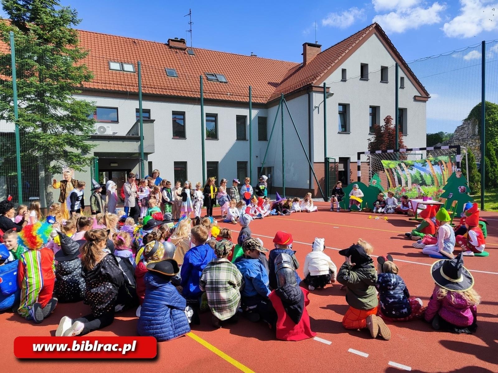 Zdjęcie w galerii na portalu naszraciborz.pl: Zaczytana Banda w Akcji, czyli Przemarsz Postaci Bajkowych w Brzeziu wiadomości z regionu