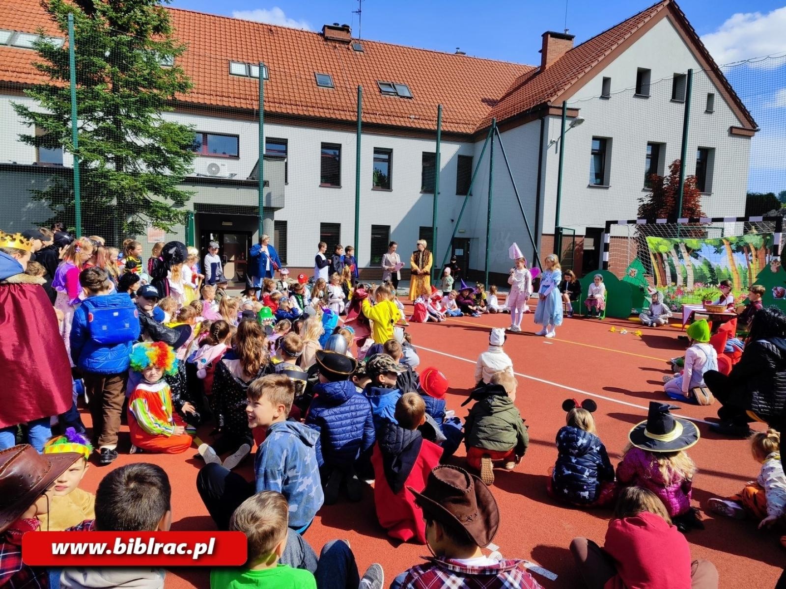 Zdjęcie w galerii na portalu naszraciborz.pl: Zaczytana Banda w Akcji, czyli Przemarsz Postaci Bajkowych w Brzeziu wiadomości z regionu