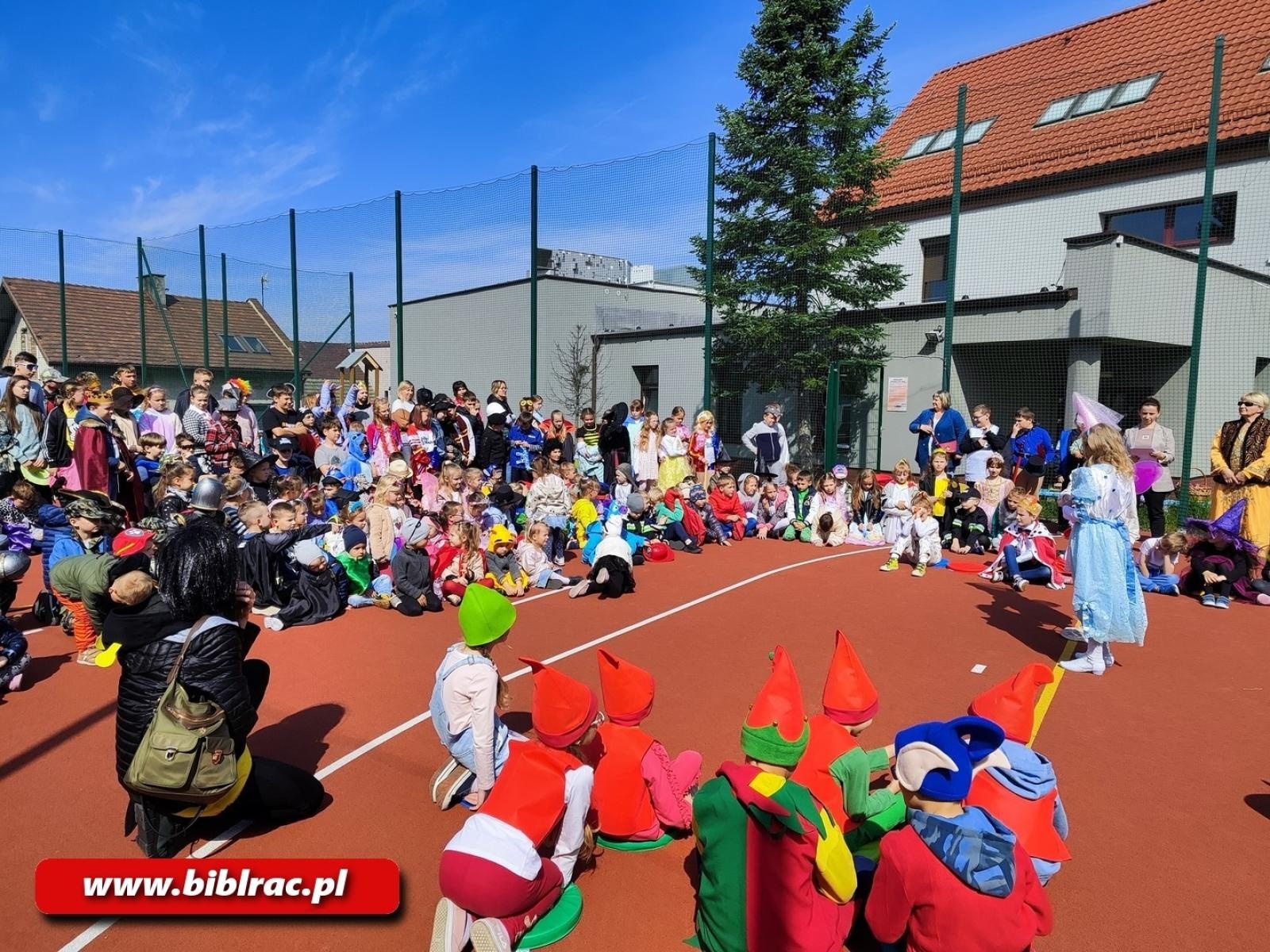 Zdjęcie w galerii na portalu naszraciborz.pl: Zaczytana Banda w Akcji, czyli Przemarsz Postaci Bajkowych w Brzeziu wiadomości z regionu