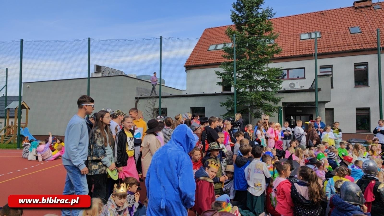 Zdjęcie w galerii na portalu naszraciborz.pl: Zaczytana Banda w Akcji, czyli Przemarsz Postaci Bajkowych w Brzeziu wiadomości z regionu