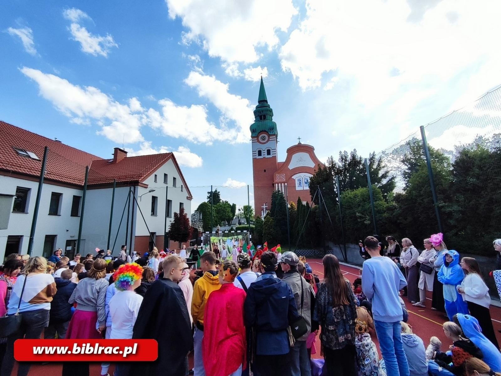 Zdjęcie w galerii na portalu naszraciborz.pl: Zaczytana Banda w Akcji, czyli Przemarsz Postaci Bajkowych w Brzeziu wiadomości z regionu