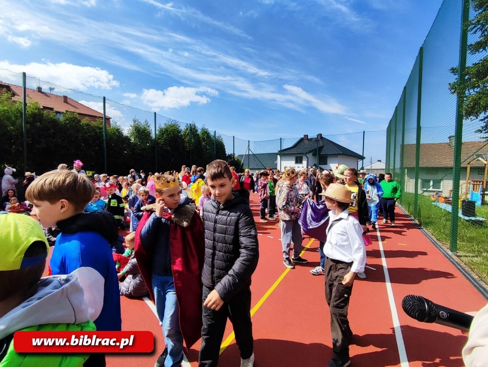 Zdjęcie w galerii na portalu naszraciborz.pl: Zaczytana Banda w Akcji, czyli Przemarsz Postaci Bajkowych w Brzeziu wiadomości z regionu