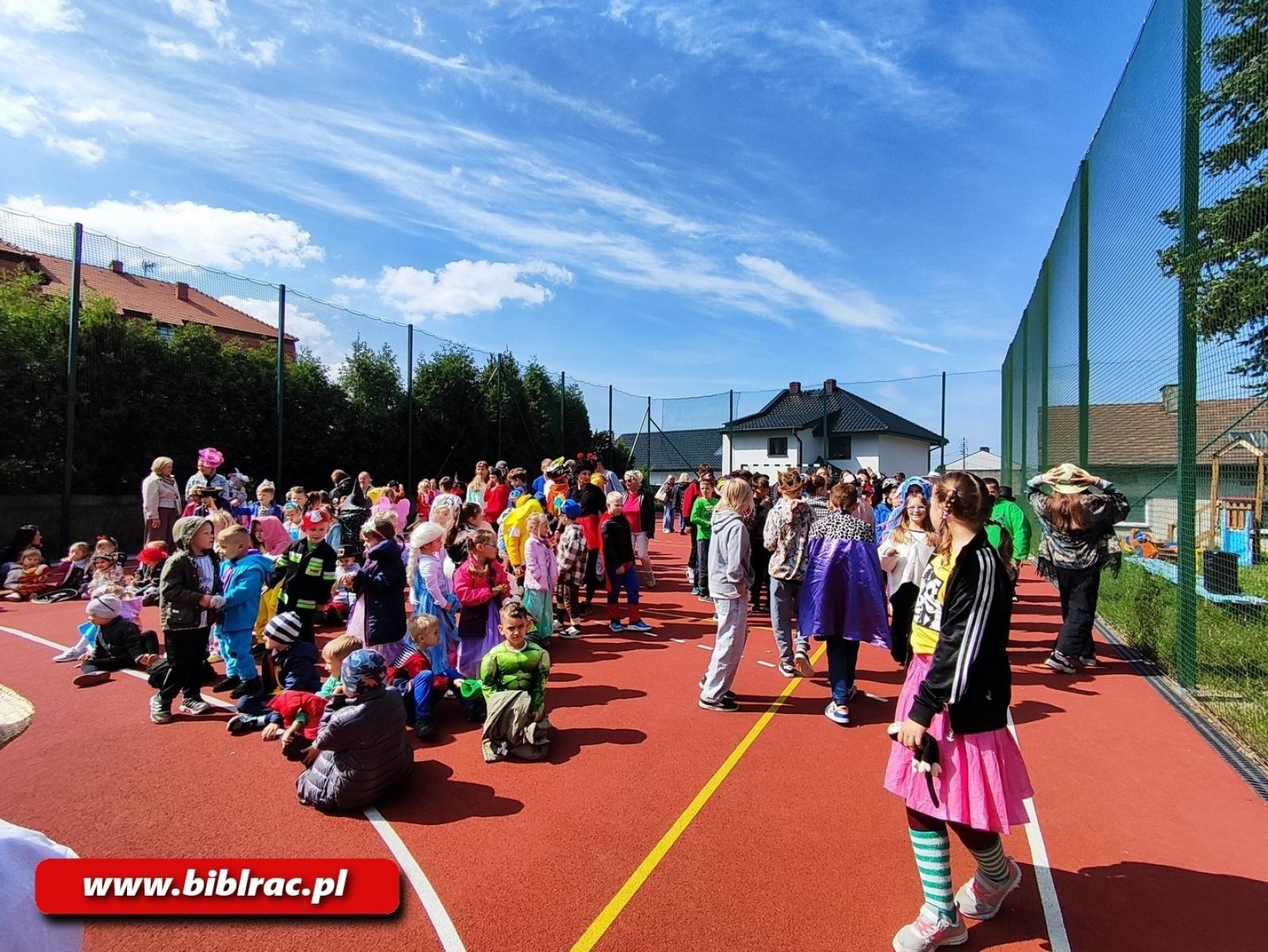 Zdjęcie w galerii na portalu naszraciborz.pl: Zaczytana Banda w Akcji, czyli Przemarsz Postaci Bajkowych w Brzeziu wiadomości z regionu