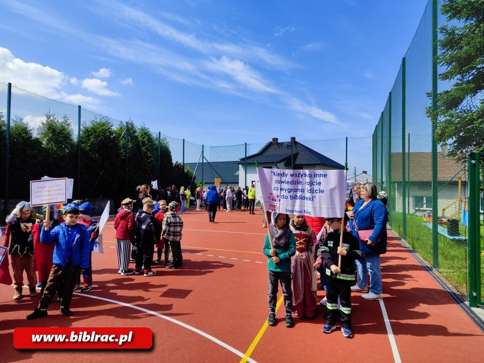 Zdjęcie w galerii na portalu naszraciborz.pl: Zaczytana Banda w Akcji, czyli Przemarsz Postaci Bajkowych w Brzeziu wiadomości z regionu