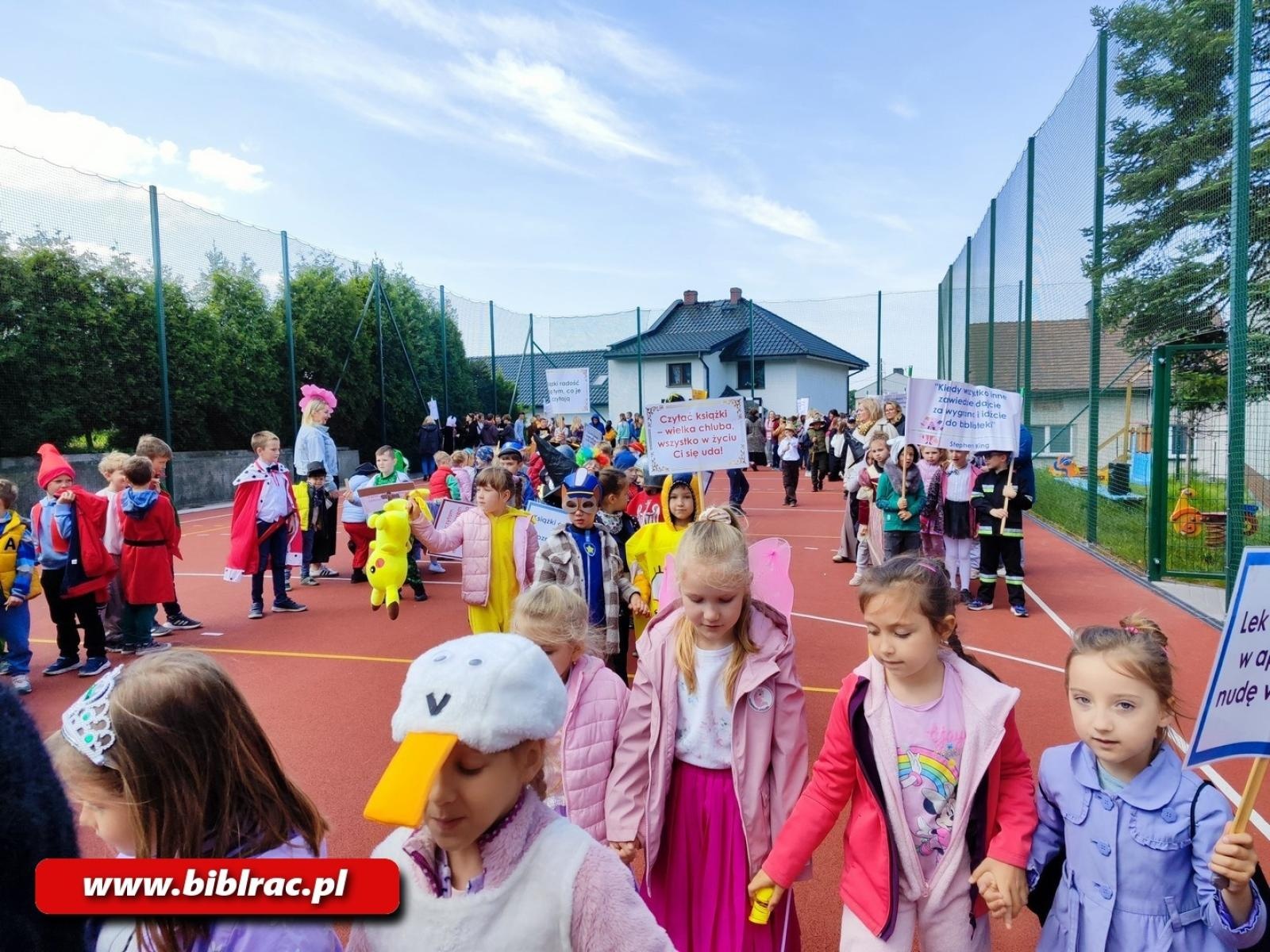 Zdjęcie w galerii na portalu naszraciborz.pl: Zaczytana Banda w Akcji, czyli Przemarsz Postaci Bajkowych w Brzeziu wiadomości z regionu
