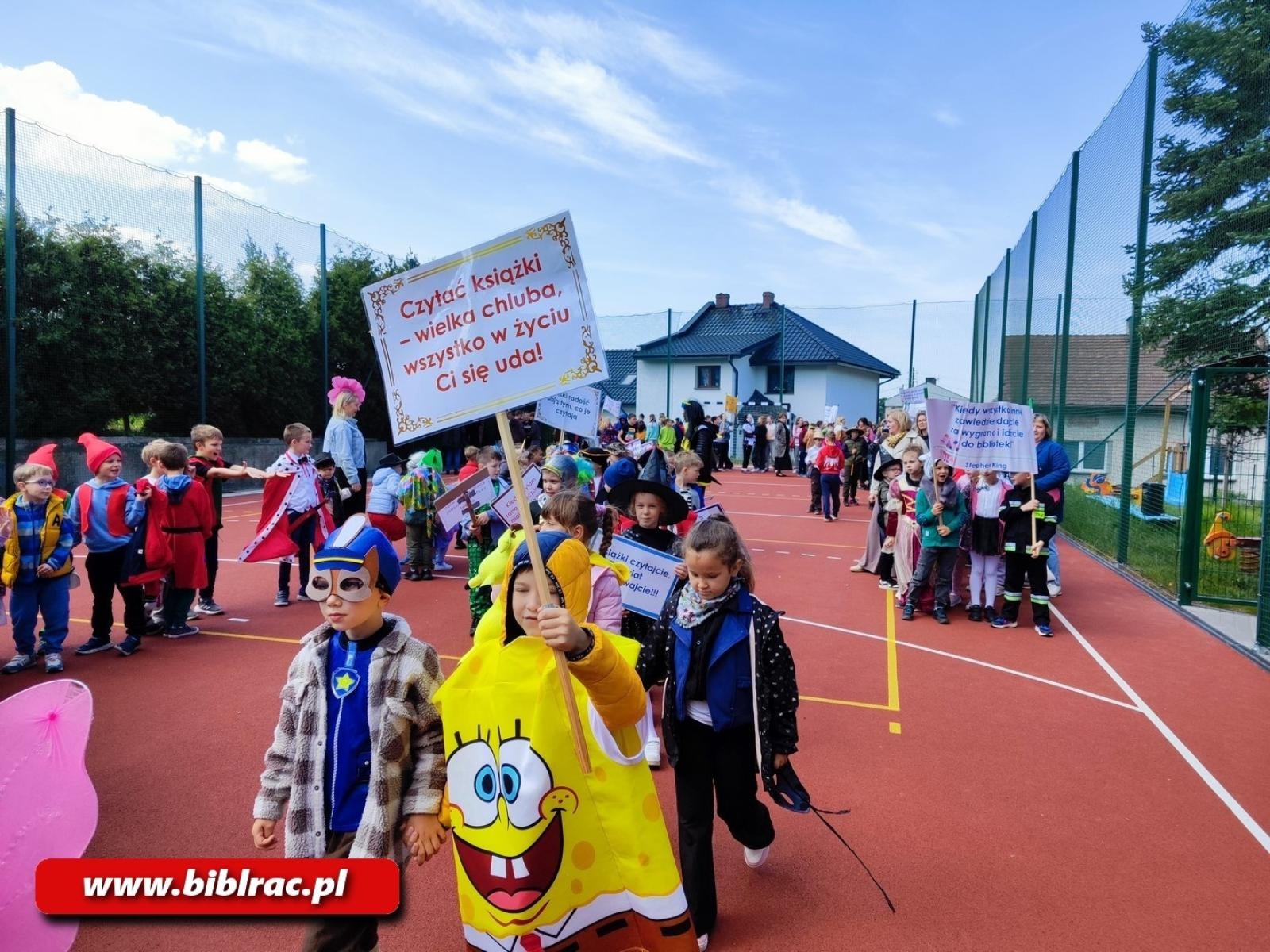 Zdjęcie w galerii na portalu naszraciborz.pl: Zaczytana Banda w Akcji, czyli Przemarsz Postaci Bajkowych w Brzeziu wiadomości z regionu