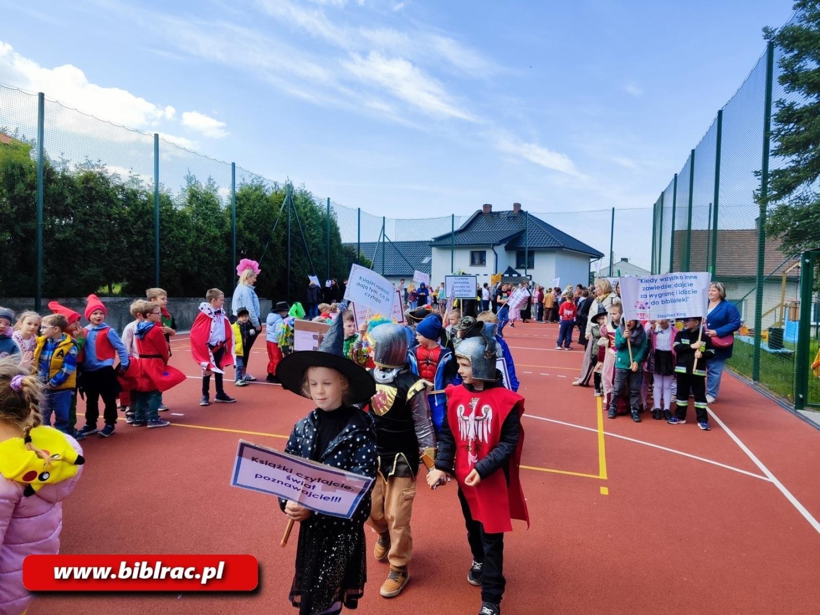 Zdjęcie w galerii na portalu naszraciborz.pl: Zaczytana Banda w Akcji, czyli Przemarsz Postaci Bajkowych w Brzeziu wiadomości z regionu