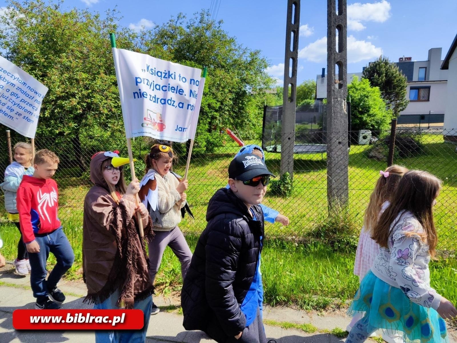 Zdjęcie w galerii na portalu naszraciborz.pl: Zaczytana Banda w Akcji, czyli Przemarsz Postaci Bajkowych w Brzeziu wiadomości z regionu