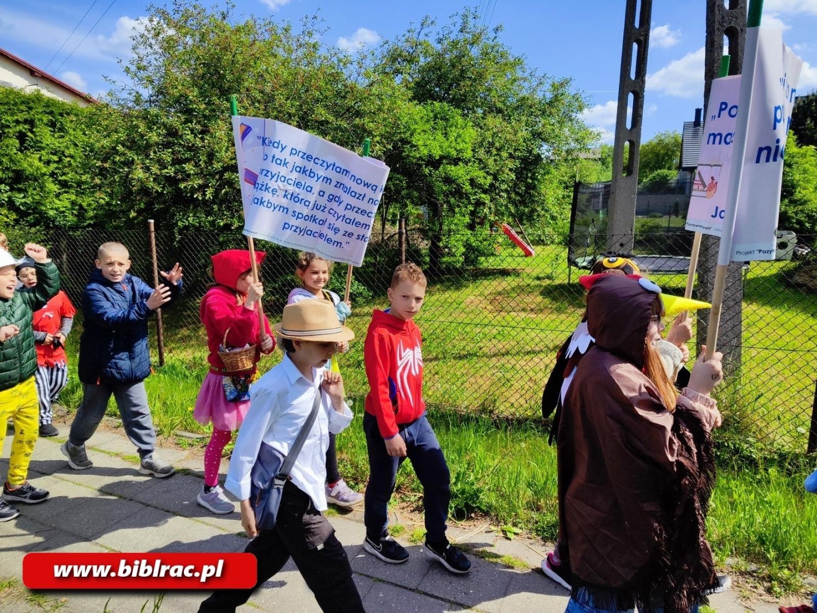 Zdjęcie w galerii na portalu naszraciborz.pl: Zaczytana Banda w Akcji, czyli Przemarsz Postaci Bajkowych w Brzeziu wiadomości z regionu