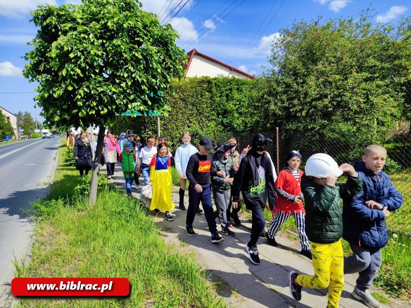 Zdjęcie w galerii na portalu naszraciborz.pl: Zaczytana Banda w Akcji, czyli Przemarsz Postaci Bajkowych w Brzeziu wiadomości z regionu