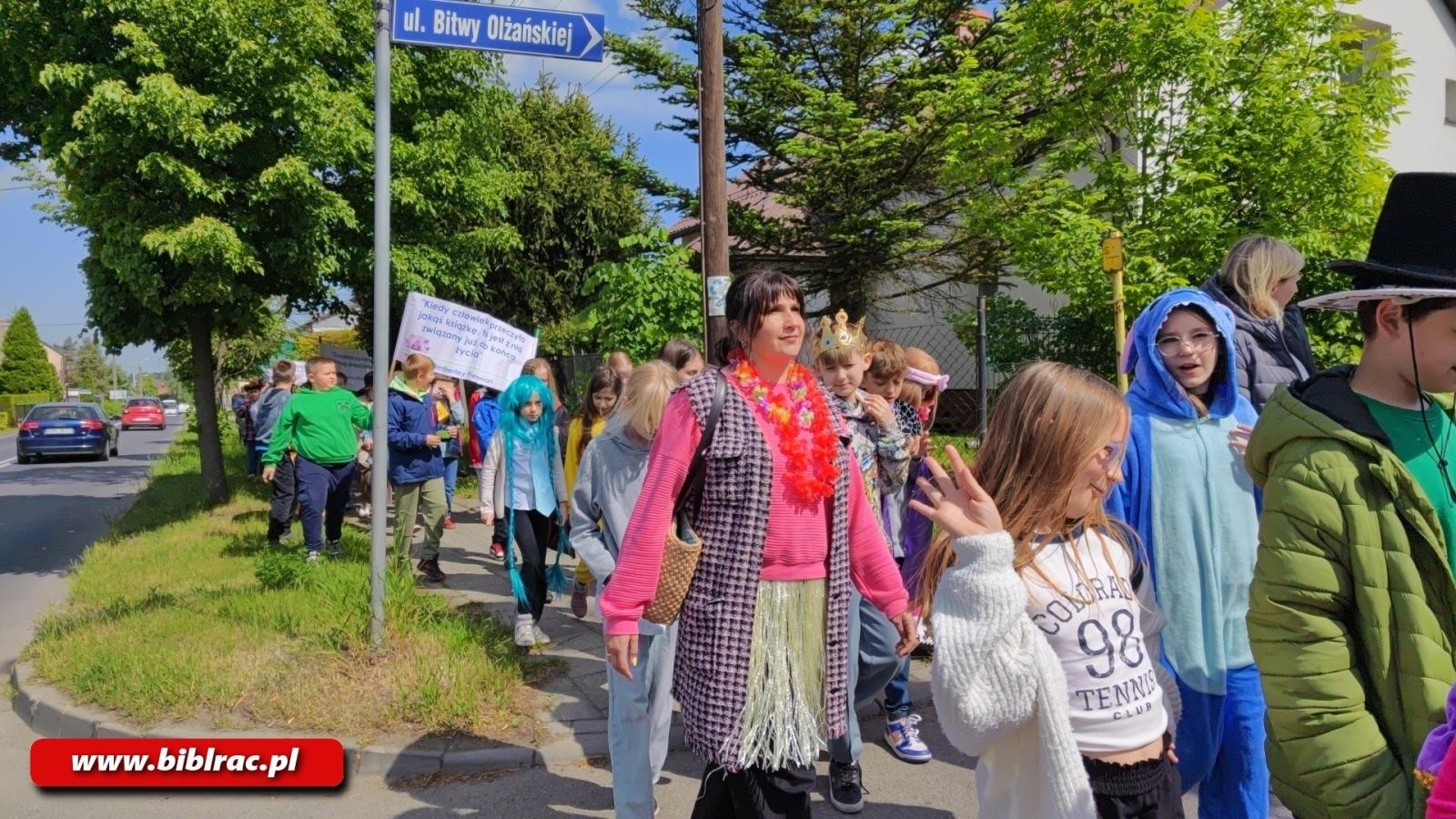 Zdjęcie w galerii na portalu naszraciborz.pl: Zaczytana Banda w Akcji, czyli Przemarsz Postaci Bajkowych w Brzeziu wiadomości z regionu