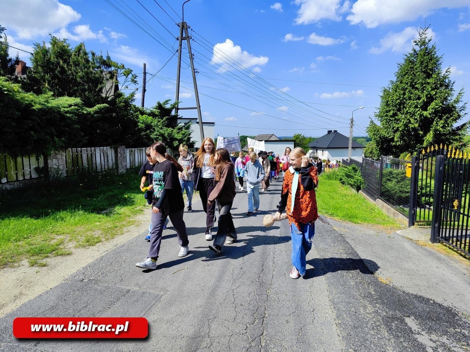 Zdjęcie w galerii na portalu naszraciborz.pl: Zaczytana Banda w Akcji, czyli Przemarsz Postaci Bajkowych w Brzeziu wiadomości z regionu