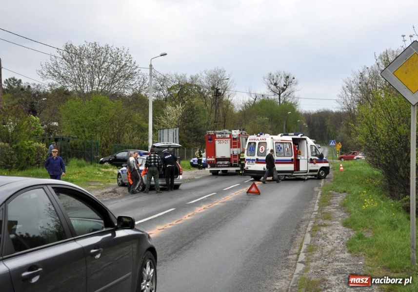 Zdjęcie w galerii na portalu naszraciborz.pl: Wypadek na podjeździe do Kornowaca wiadomości z regionu