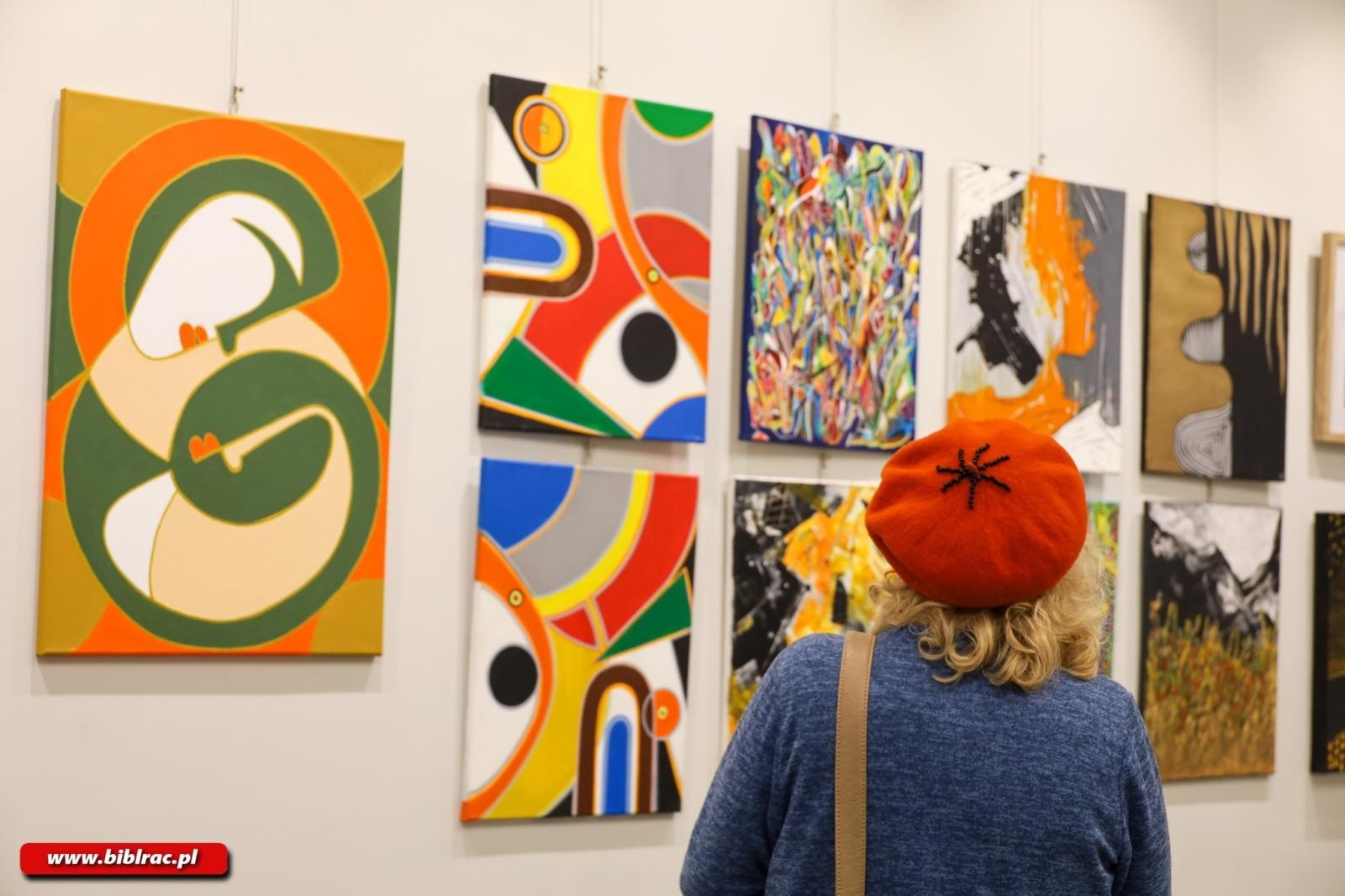 Zdjęcie w galerii na portalu naszraciborz.pl: W ramach i bez ram – wyjątkowy wernisaż Anny Żychskiej w Raciborzu wiadomości z regionu