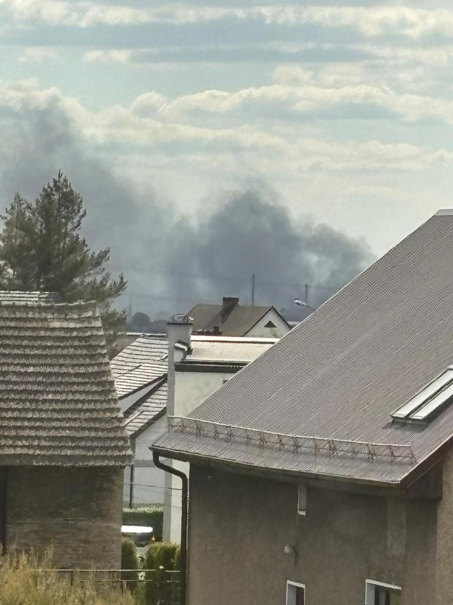 Zdjęcie w galerii na portalu naszraciborz.pl: Kłęby dymu nad Płonią. Strażacka akcja w Tokai Cobex wiadomości z regionu