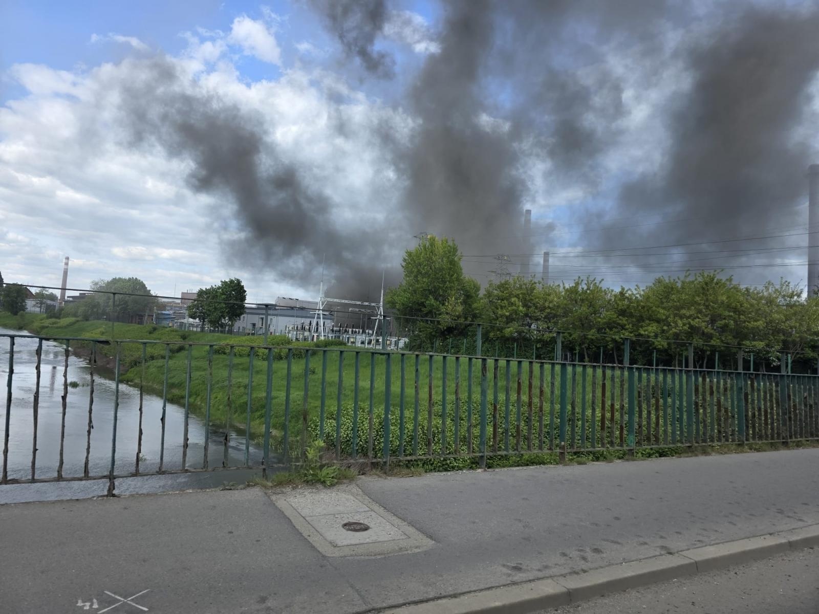 Zdjęcie w galerii na portalu naszraciborz.pl: Kłęby dymu nad Płonią. Strażacka akcja w Tokai Cobex wiadomości z regionu