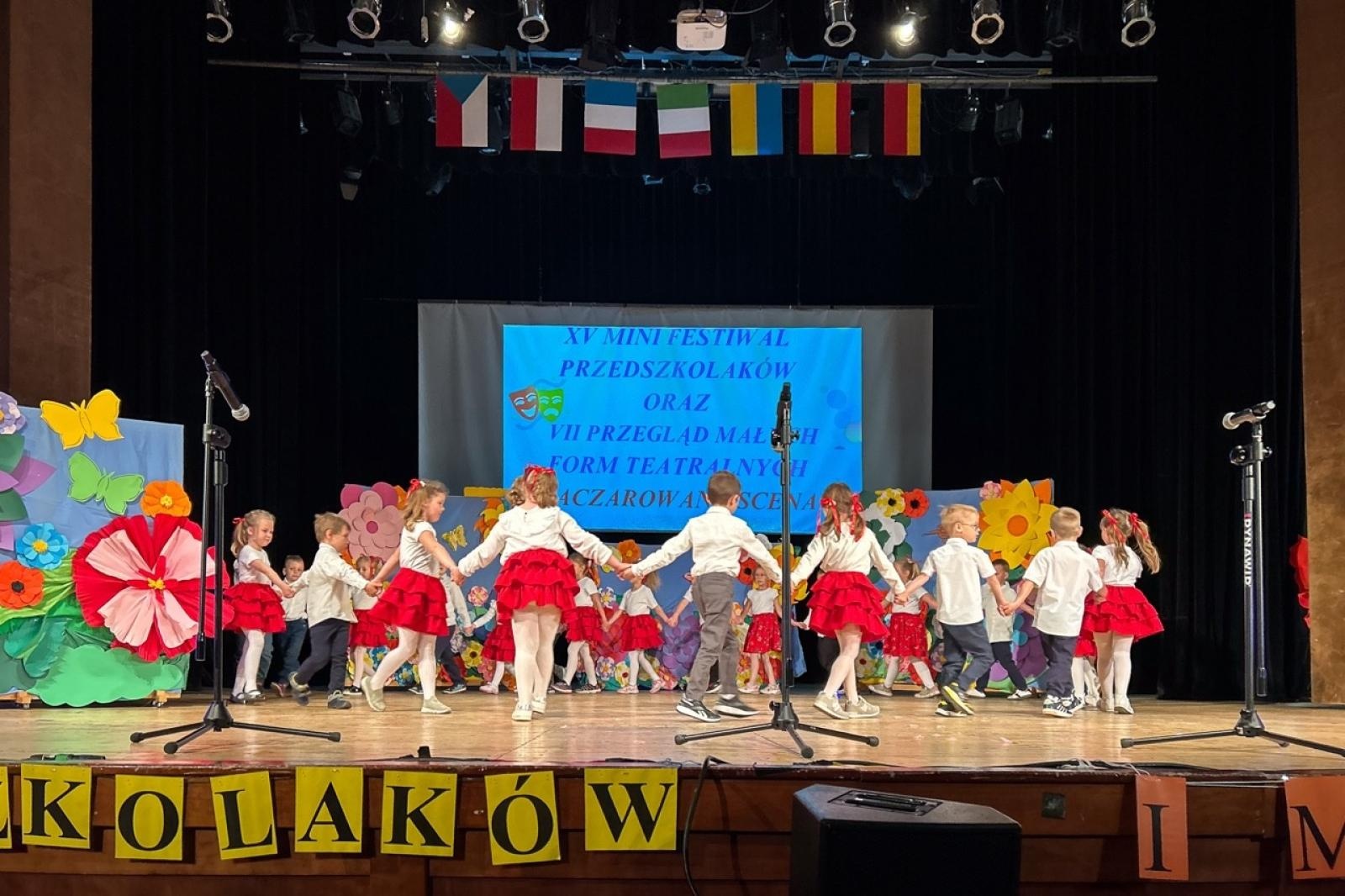 Zdjęcie w galerii na portalu naszraciborz.pl: 21 występów w XV Mini Festiwalu Przedszkolaków wiadomości z regionu