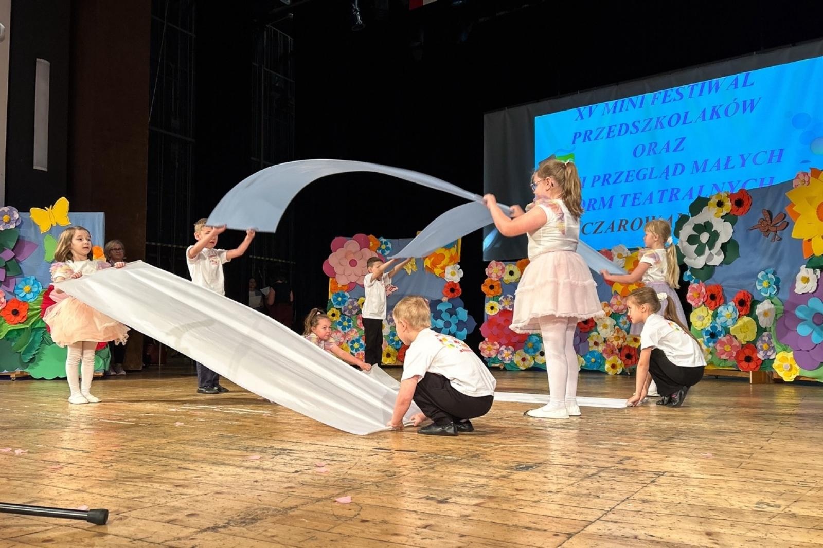Zdjęcie w galerii na portalu naszraciborz.pl: 21 występów w XV Mini Festiwalu Przedszkolaków wiadomości z regionu