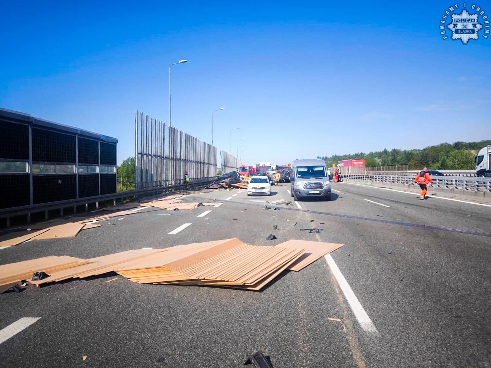 Zdjęcie w galerii na portalu naszraciborz.pl: Tragiczny wypadek na autostradzie A4 w kierunku Katowic. Jedna osoba nie żyje wiadomości z regionu