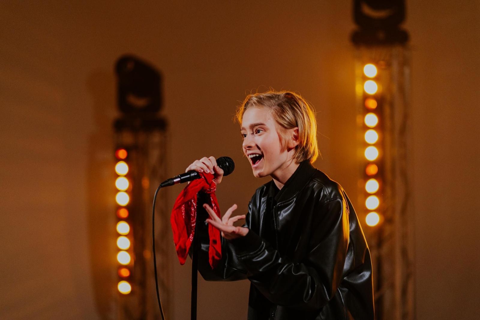 Zdjęcie w galerii na portalu naszraciborz.pl: Debiut z sercem i klasą. Staś Karoń zachwyca pierwszym singlem i teledyskiem wiadomości z regionu