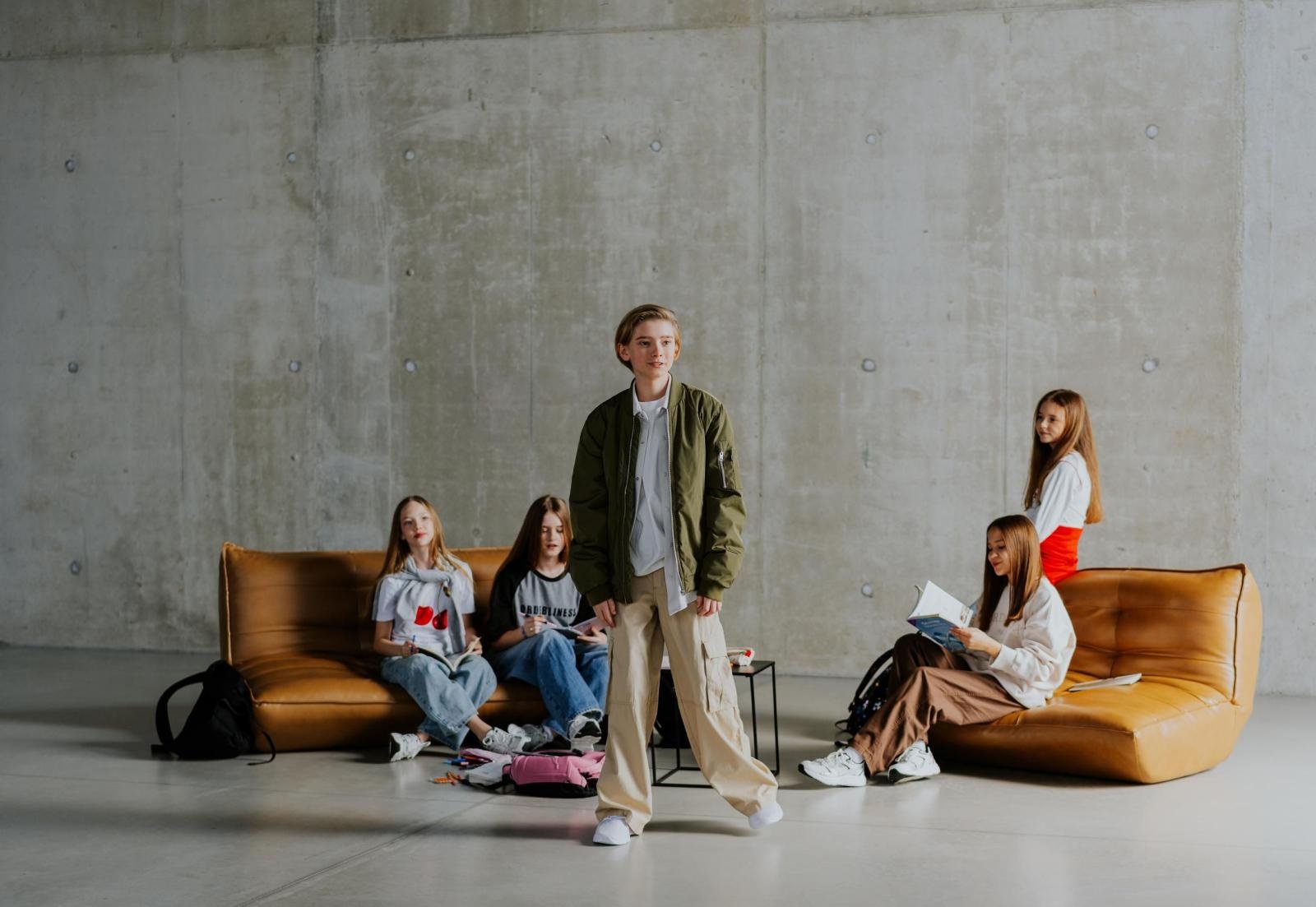 Zdjęcie w galerii na portalu naszraciborz.pl: Debiut z sercem i klasą. Staś Karoń zachwyca pierwszym singlem i teledyskiem wiadomości z regionu