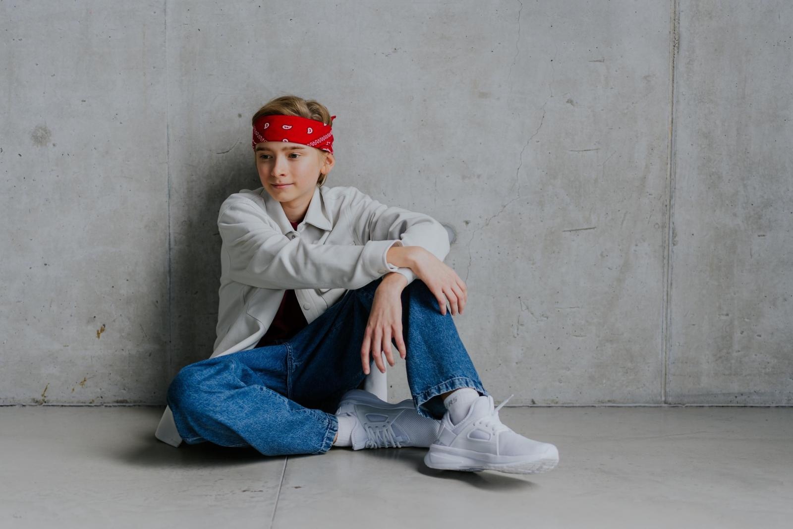 Zdjęcie w galerii na portalu naszraciborz.pl: Debiut z sercem i klasą. Staś Karoń zachwyca pierwszym singlem i teledyskiem wiadomości z regionu