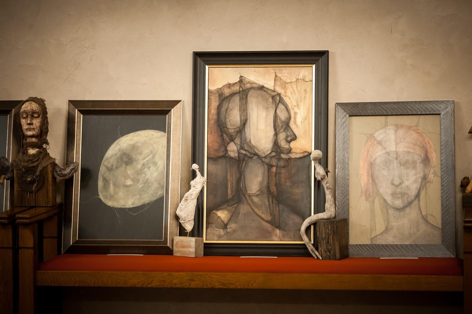 Zdjęcie w galerii na portalu naszraciborz.pl: Ciemna noc duszy – wernisaż prac Jolanty Krzyżek na zamku wiadomości z regionu