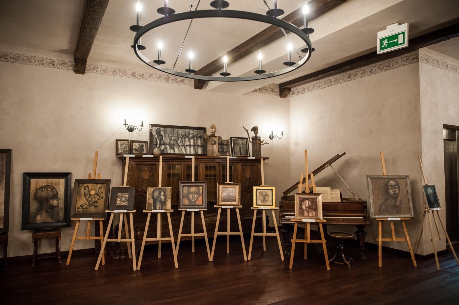 Zdjęcie w galerii na portalu naszraciborz.pl: Ciemna noc duszy – wernisaż prac Jolanty Krzyżek na zamku wiadomości z regionu