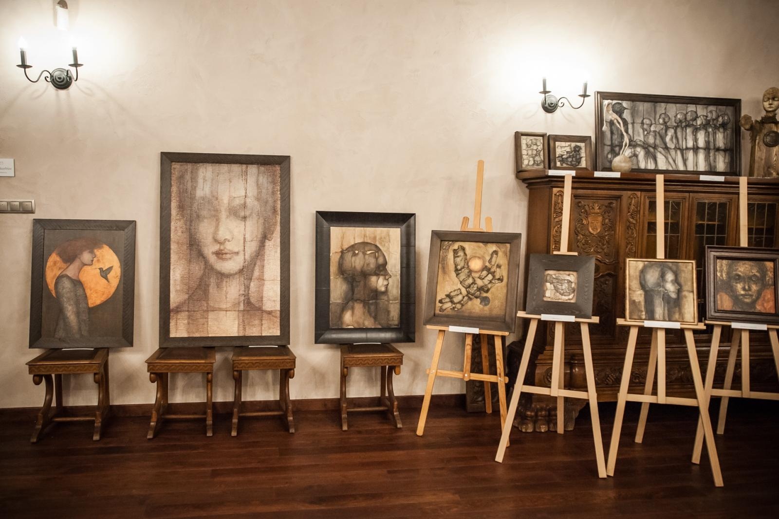 Zdjęcie w galerii na portalu naszraciborz.pl: Ciemna noc duszy – wernisaż prac Jolanty Krzyżek na zamku wiadomości z regionu