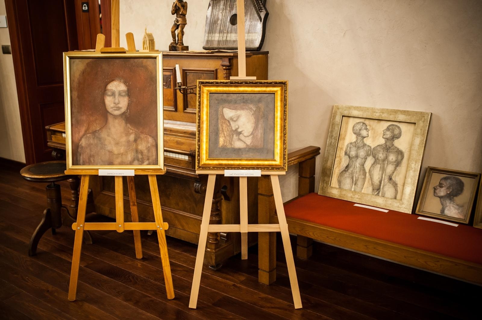 Zdjęcie w galerii na portalu naszraciborz.pl: Ciemna noc duszy – wernisaż prac Jolanty Krzyżek na zamku wiadomości z regionu