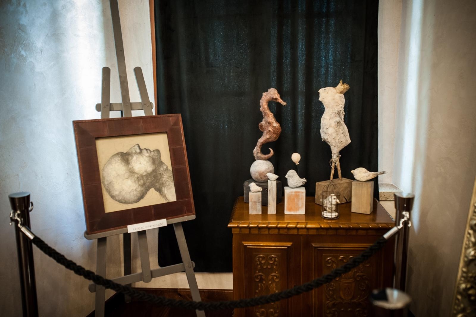 Zdjęcie w galerii na portalu naszraciborz.pl: Ciemna noc duszy – wernisaż prac Jolanty Krzyżek na zamku wiadomości z regionu