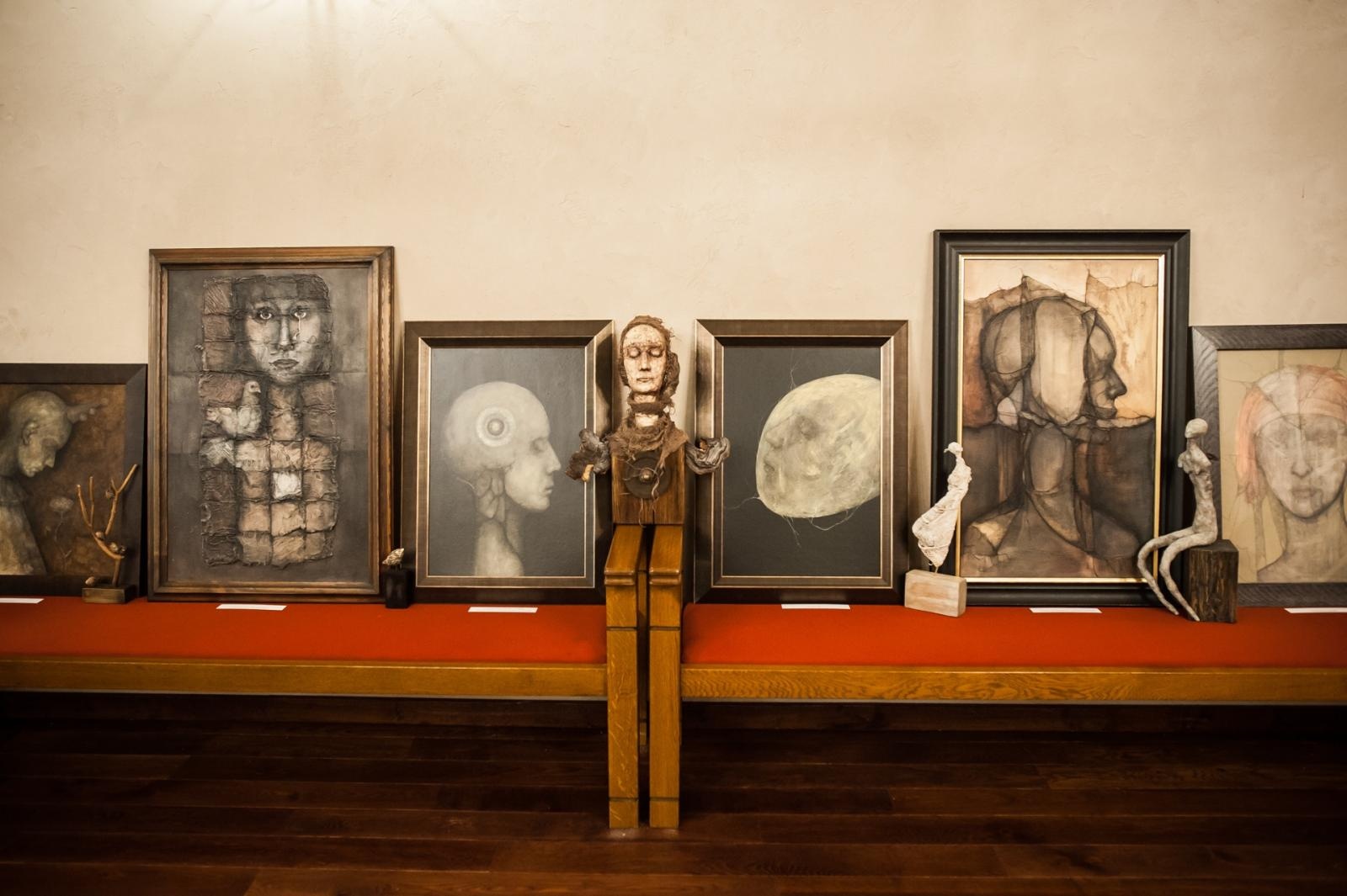 Zdjęcie w galerii na portalu naszraciborz.pl: Ciemna noc duszy – wernisaż prac Jolanty Krzyżek na zamku wiadomości z regionu