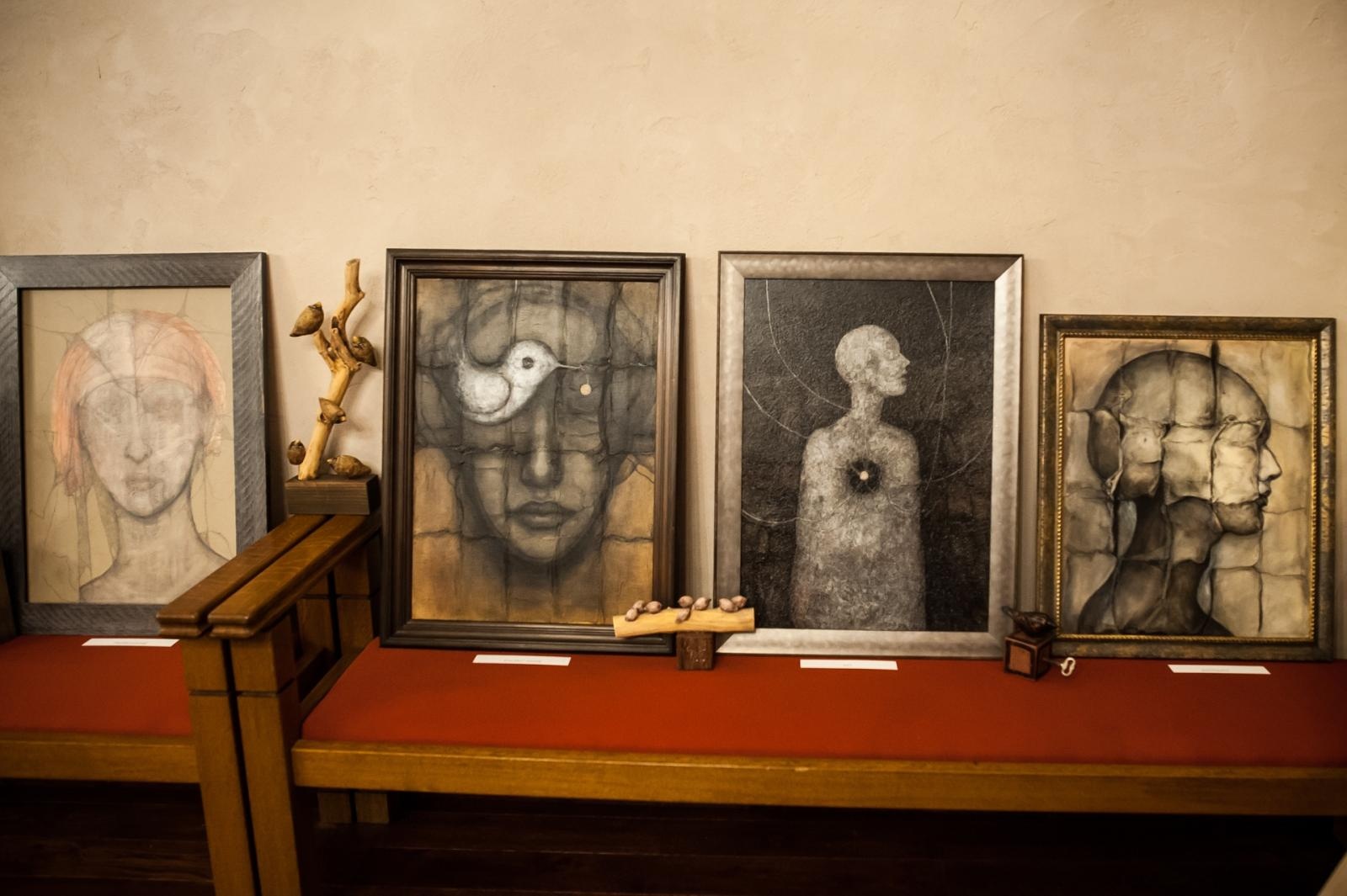 Zdjęcie w galerii na portalu naszraciborz.pl: Ciemna noc duszy – wernisaż prac Jolanty Krzyżek na zamku wiadomości z regionu