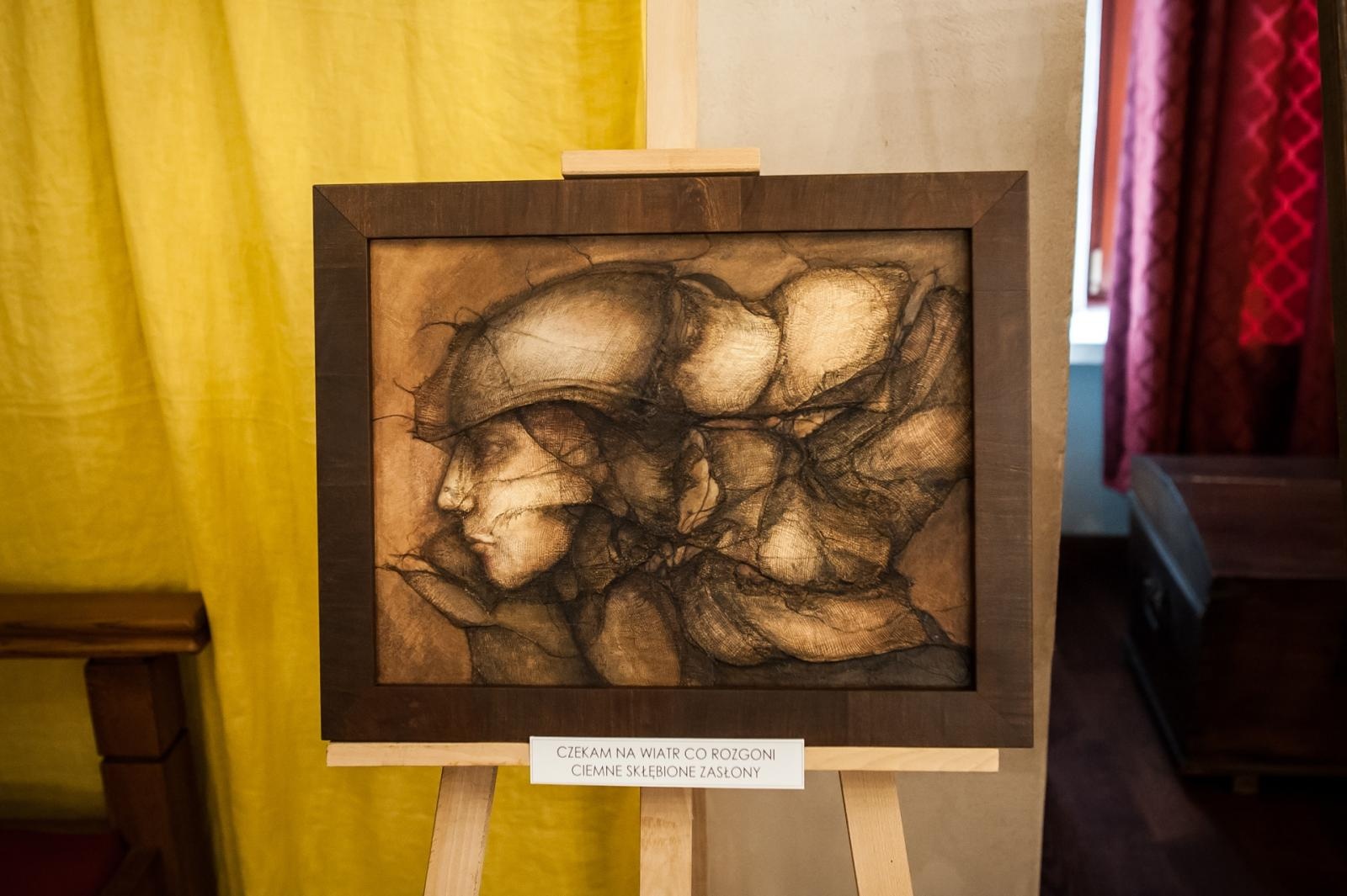 Zdjęcie w galerii na portalu naszraciborz.pl: Ciemna noc duszy – wernisaż prac Jolanty Krzyżek na zamku wiadomości z regionu