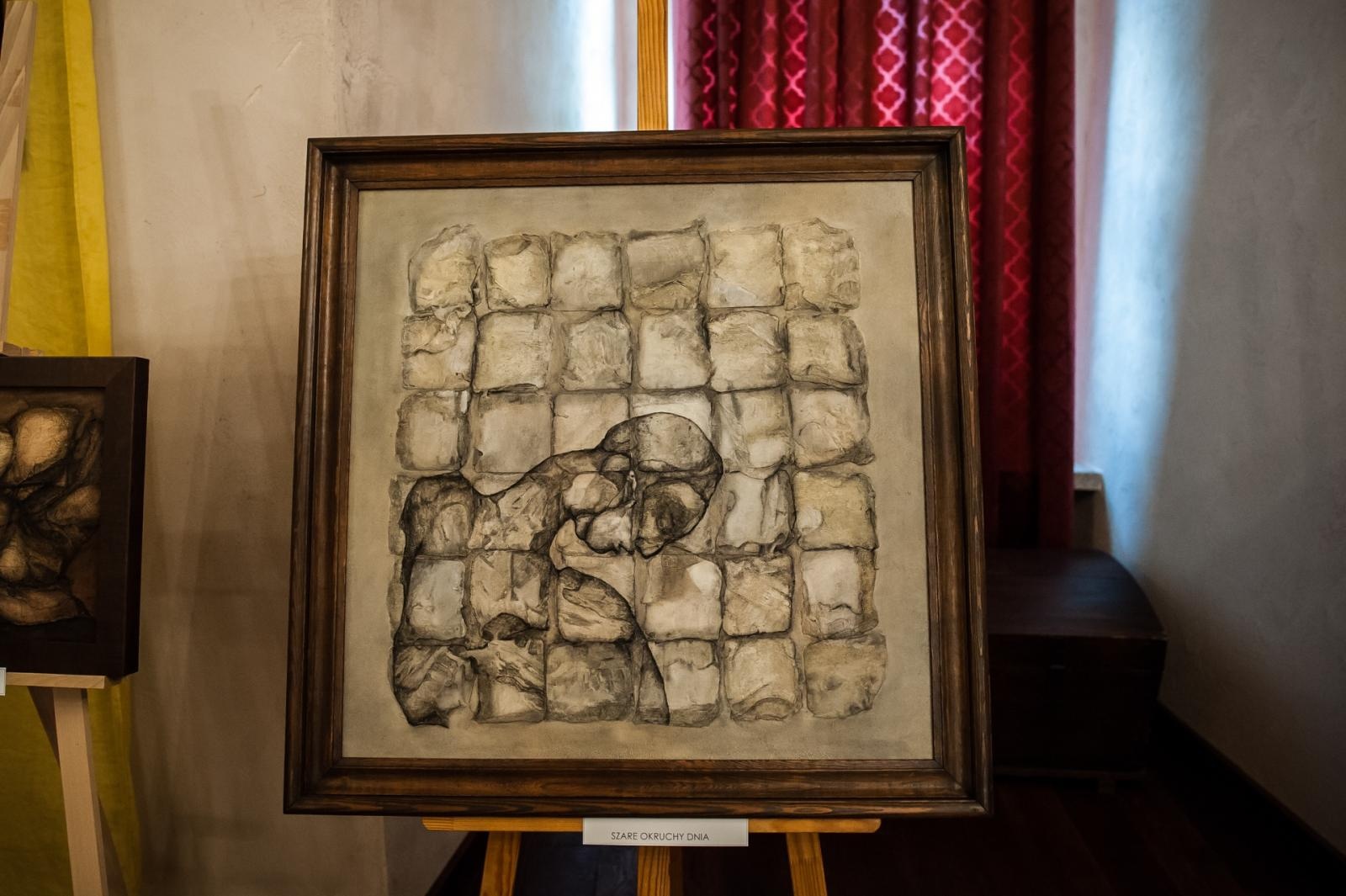 Zdjęcie w galerii na portalu naszraciborz.pl: Ciemna noc duszy – wernisaż prac Jolanty Krzyżek na zamku wiadomości z regionu