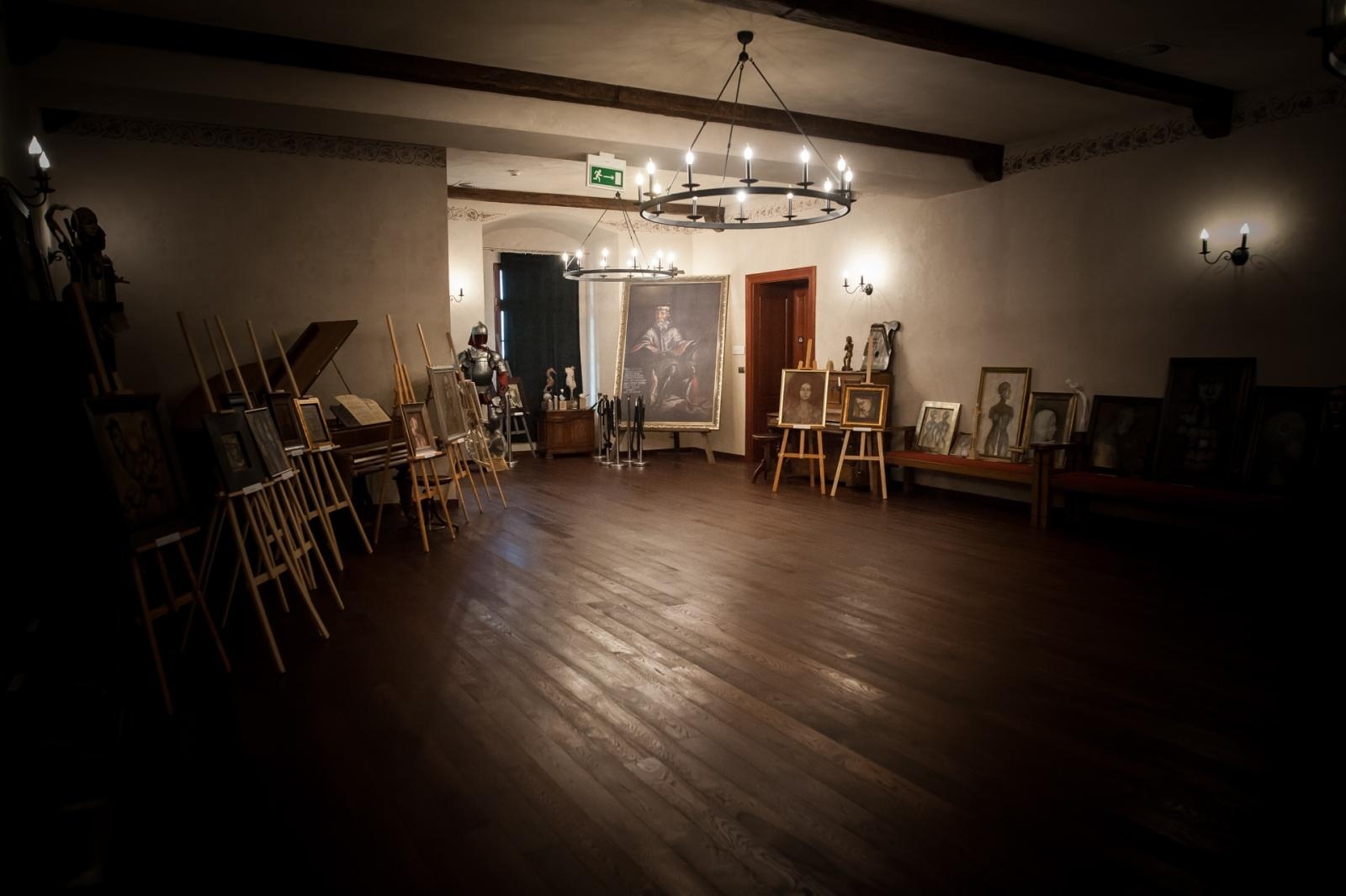 Zdjęcie w galerii na portalu naszraciborz.pl: Ciemna noc duszy – wernisaż prac Jolanty Krzyżek na zamku wiadomości z regionu