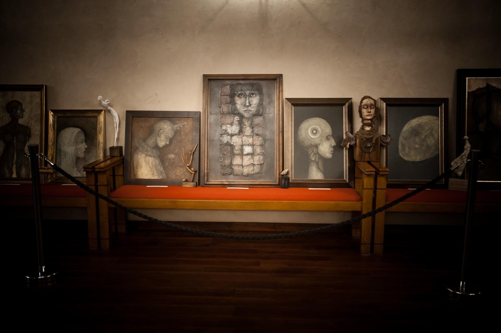 Zdjęcie w galerii na portalu naszraciborz.pl: Ciemna noc duszy – wernisaż prac Jolanty Krzyżek na zamku wiadomości z regionu