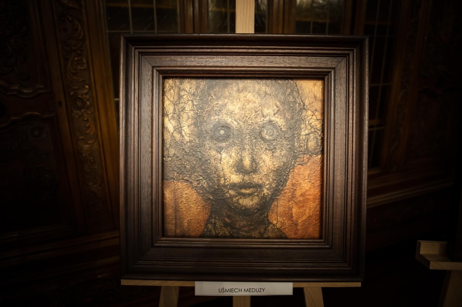 Zdjęcie w galerii na portalu naszraciborz.pl: Ciemna noc duszy – wernisaż prac Jolanty Krzyżek na zamku wiadomości z regionu