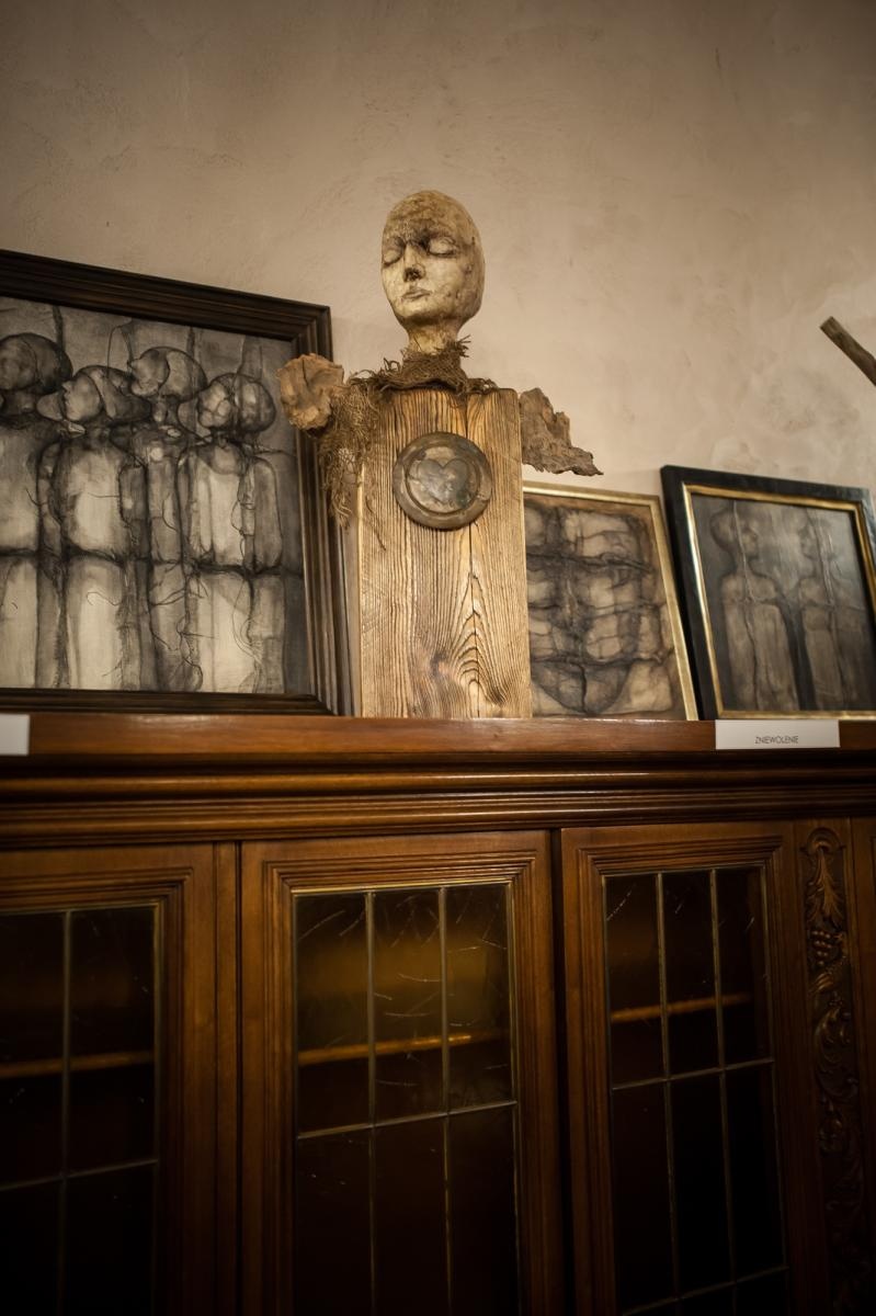 Zdjęcie w galerii na portalu naszraciborz.pl: Ciemna noc duszy – wernisaż prac Jolanty Krzyżek na zamku wiadomości z regionu