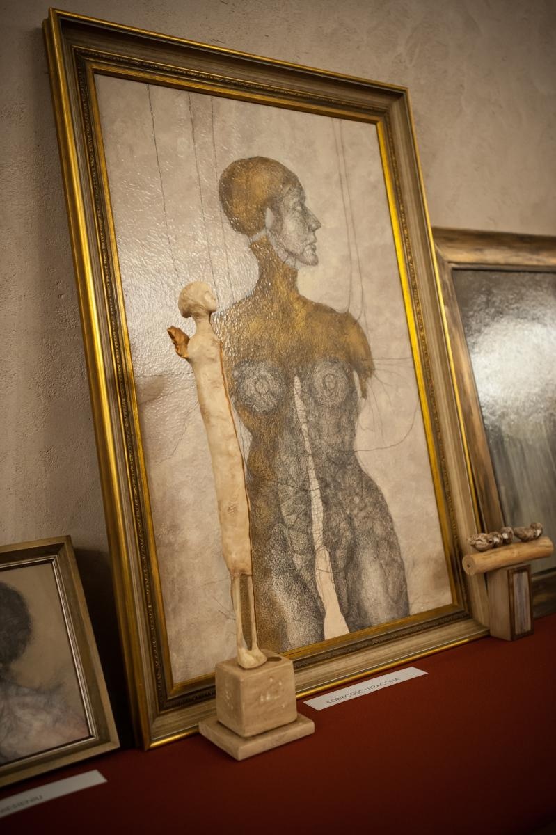 Zdjęcie w galerii na portalu naszraciborz.pl: Ciemna noc duszy – wernisaż prac Jolanty Krzyżek na zamku wiadomości z regionu