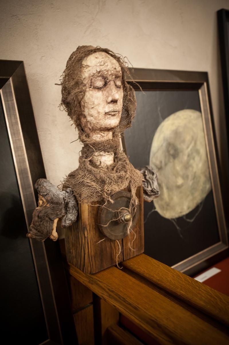 Zdjęcie w galerii na portalu naszraciborz.pl: Ciemna noc duszy – wernisaż prac Jolanty Krzyżek na zamku wiadomości z regionu