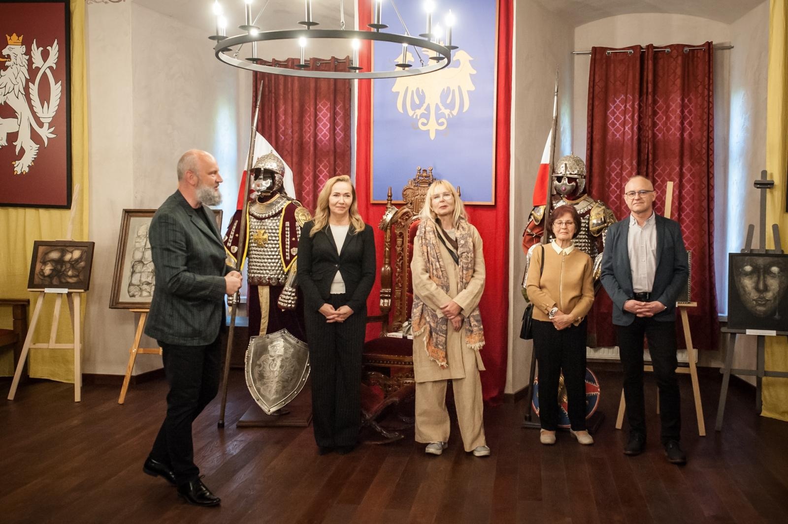 Zdjęcie w galerii na portalu naszraciborz.pl: Ciemna noc duszy – wernisaż prac Jolanty Krzyżek na zamku wiadomości z regionu