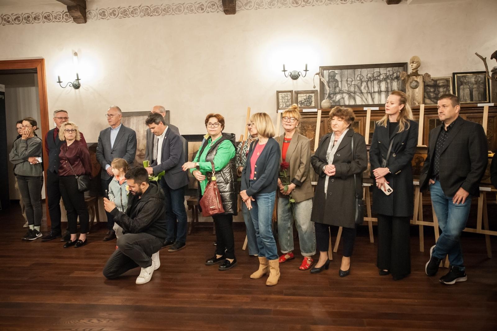 Zdjęcie w galerii na portalu naszraciborz.pl: Ciemna noc duszy – wernisaż prac Jolanty Krzyżek na zamku wiadomości z regionu