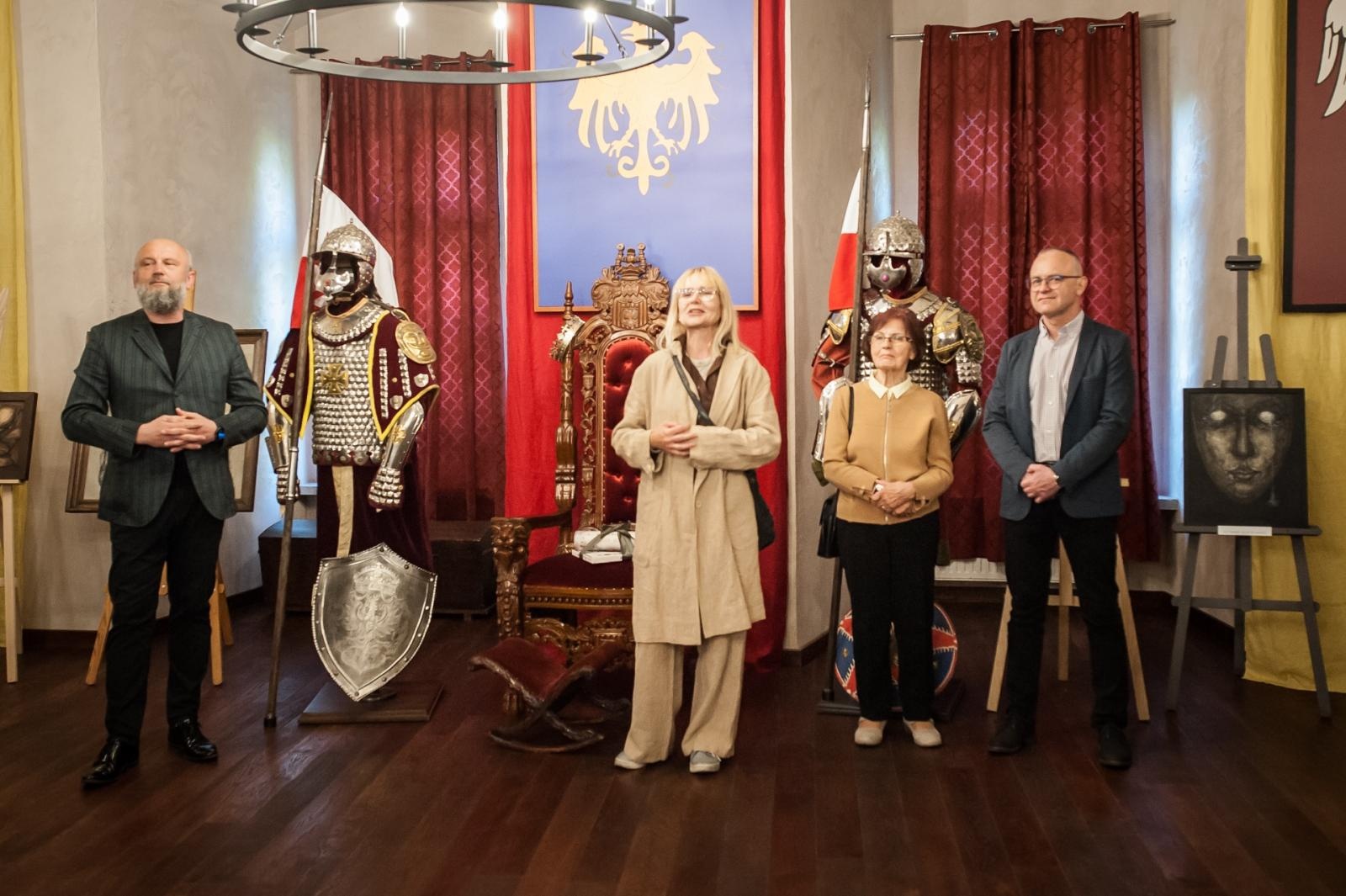 Zdjęcie w galerii na portalu naszraciborz.pl: Ciemna noc duszy – wernisaż prac Jolanty Krzyżek na zamku wiadomości z regionu