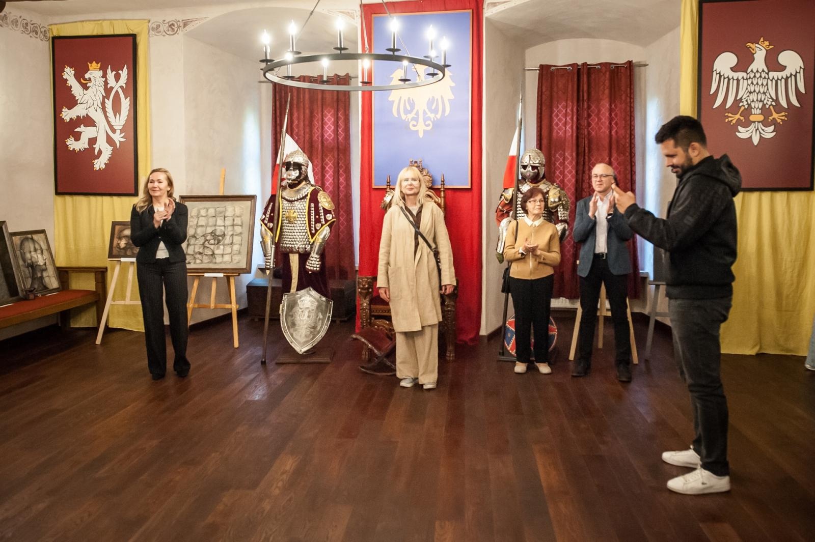 Zdjęcie w galerii na portalu naszraciborz.pl: Ciemna noc duszy – wernisaż prac Jolanty Krzyżek na zamku wiadomości z regionu