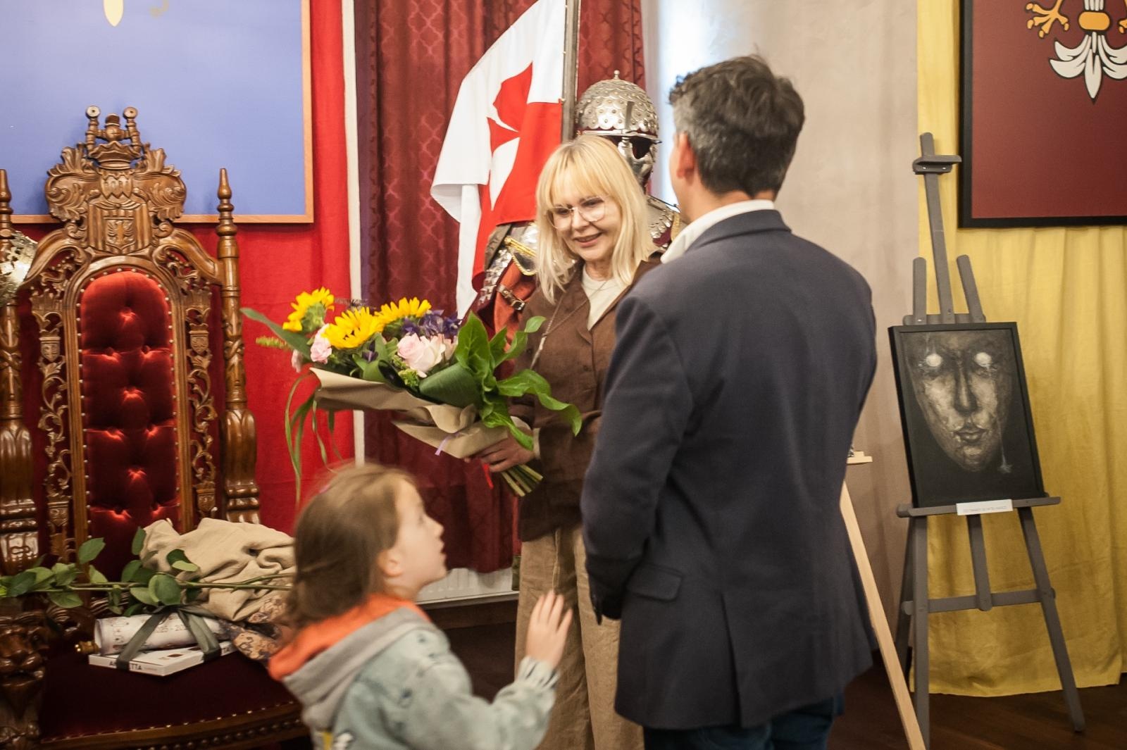 Zdjęcie w galerii na portalu naszraciborz.pl: Ciemna noc duszy – wernisaż prac Jolanty Krzyżek na zamku wiadomości z regionu