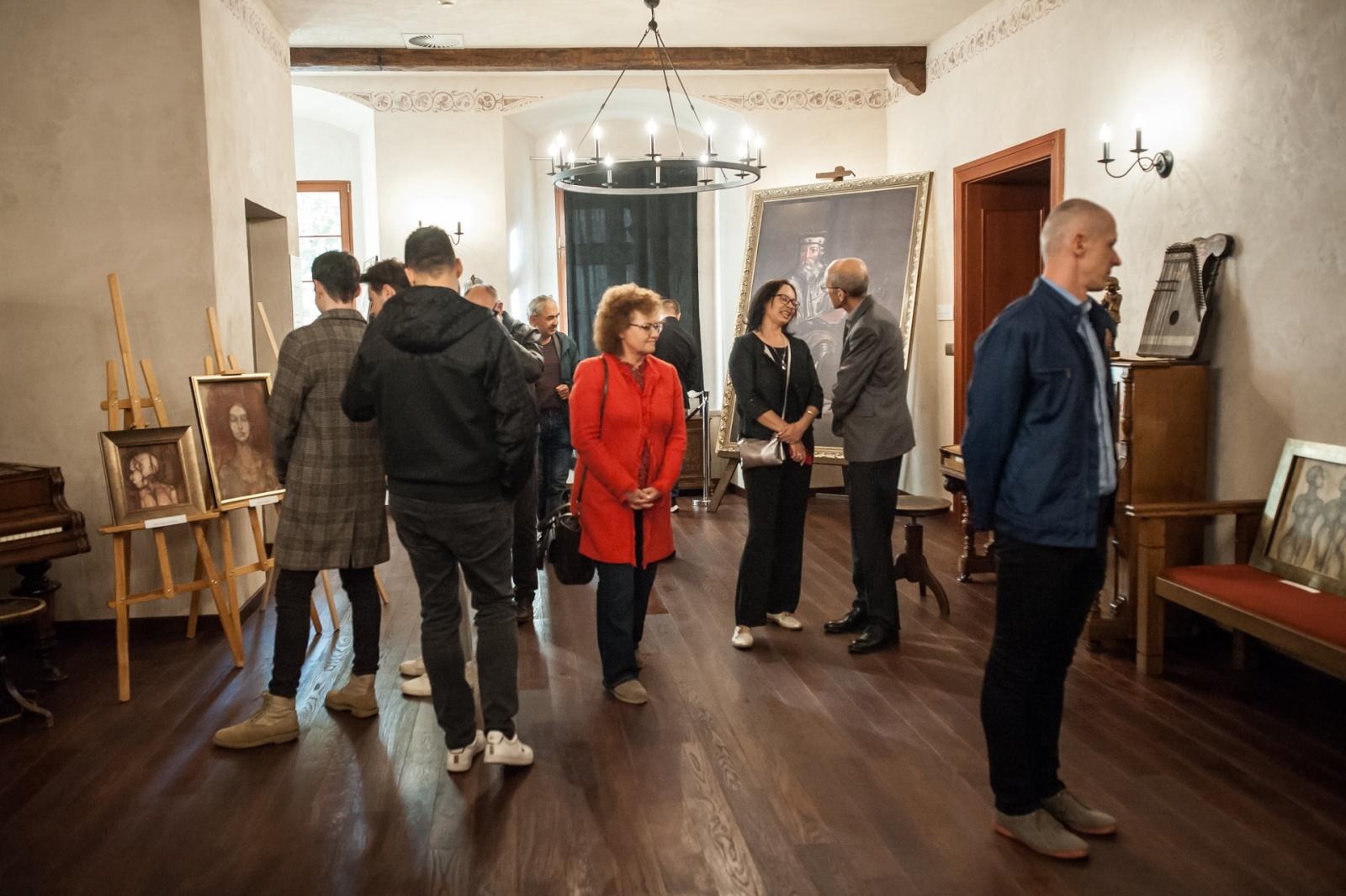 Zdjęcie w galerii na portalu naszraciborz.pl: Ciemna noc duszy – wernisaż prac Jolanty Krzyżek na zamku wiadomości z regionu