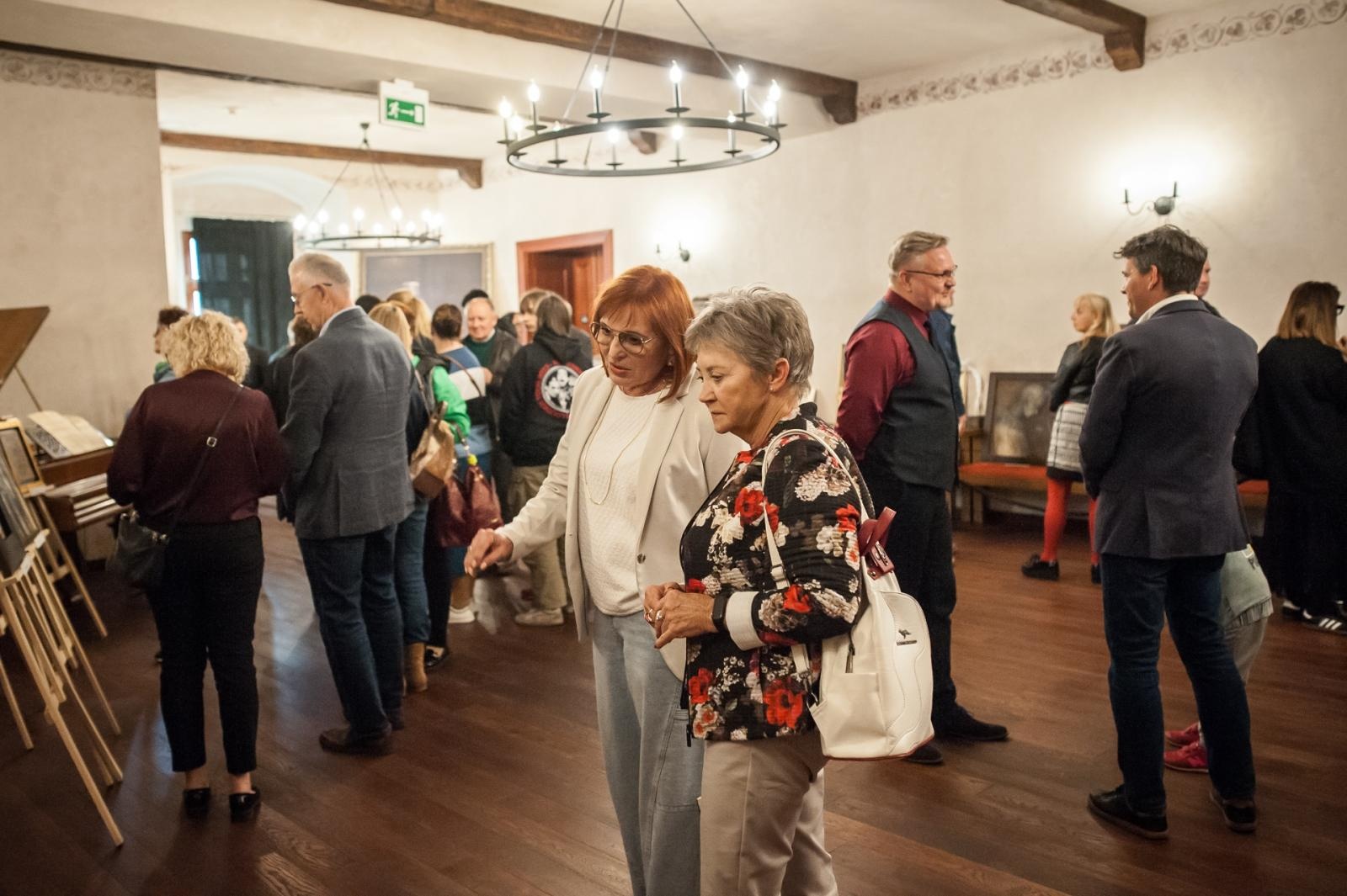 Zdjęcie w galerii na portalu naszraciborz.pl: Ciemna noc duszy – wernisaż prac Jolanty Krzyżek na zamku wiadomości z regionu