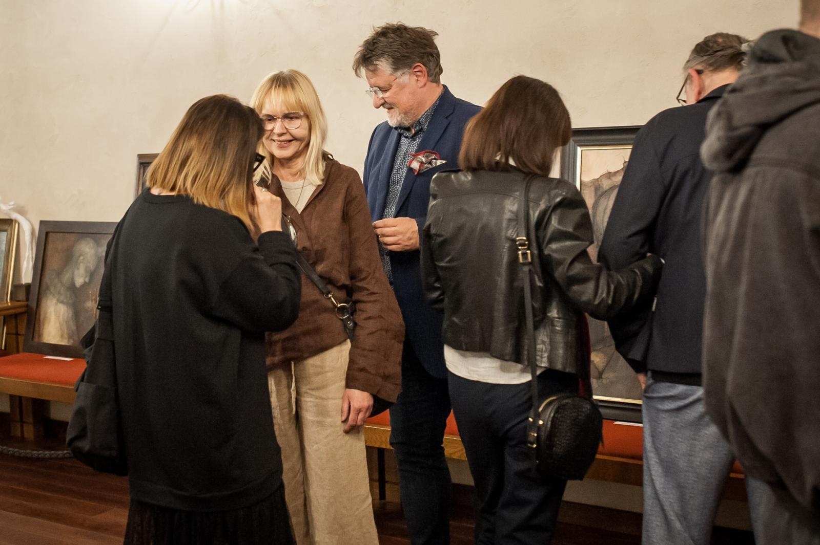 Zdjęcie w galerii na portalu naszraciborz.pl: Ciemna noc duszy – wernisaż prac Jolanty Krzyżek na zamku wiadomości z regionu